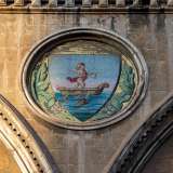 Ma quello stemma biancorosso continu� a essere utilizzato nei secoli successivi, cominciando una lunga convivenza con il precedente e pi� antico eblema cittadino: il �Barione� (qui quello presente sulla facciata di Palazzo Fizzarotti). Quest�ultimo raffigurava un cherubino in piedi su una barca nell'atto di scoccare una freccia, circondato dal mare e accompagnato da un delfino